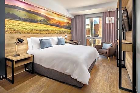 Guest room, 1 King, City view