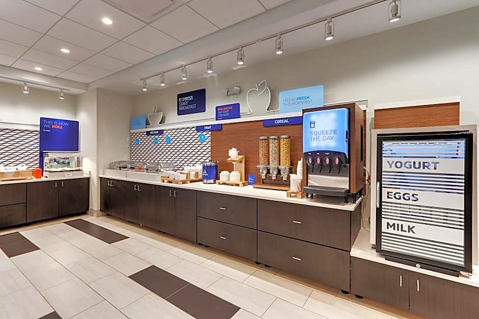 Holiday Inn Express & Suites Roanoke - Civic Center By IHG