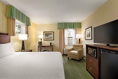 1 King Mobility Access With Tub Nonsmoking