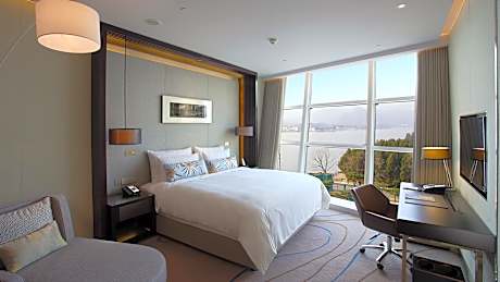 Deluxe Lake View King Room