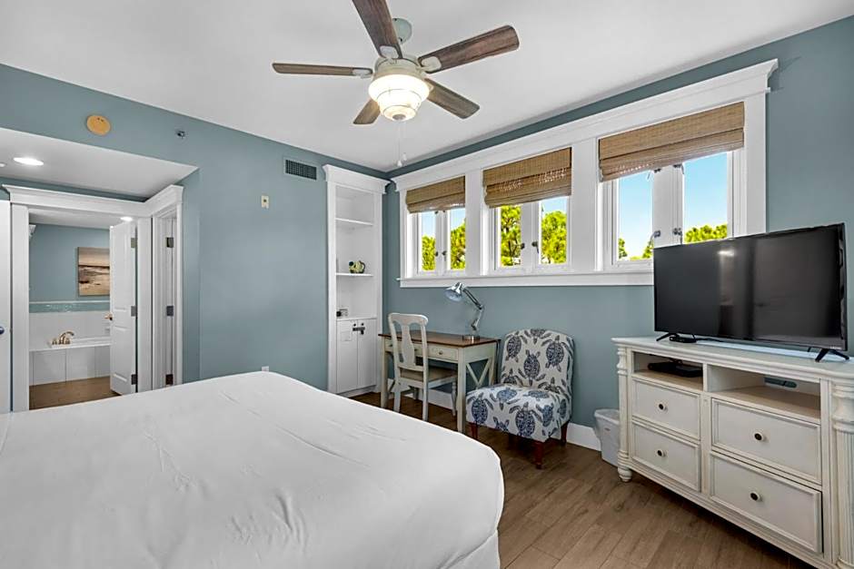 Cozy Bayside Retreat at Lasata , Stunning Panoramic Views ,Steps away from Baytowne Wharf, 3 Bedrooms 3 full baths !!