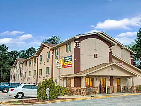 Econo Lodge Spring Lake near Fort Bragg