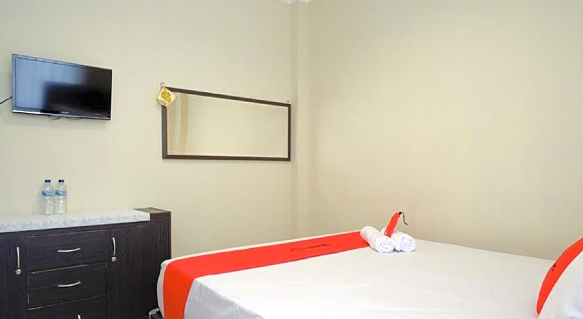 RedDoorz near Millenium Waterpark Palu