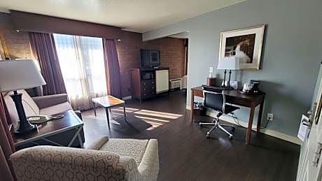 Queen Suite with Sofa Bed - Pet Friendly - Non-smoking