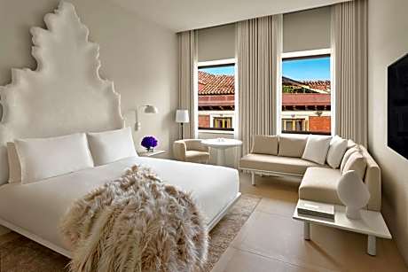 Deluxe King Room with Street View