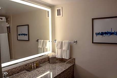 Junior King Suite - Hearing Accessible