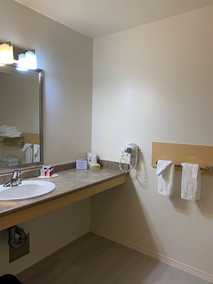 Super 8 by Wyndham Courtenay