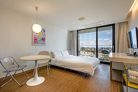 Studio double bed room