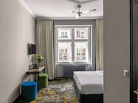 Medium Room with Bathtub and Air Conditioning