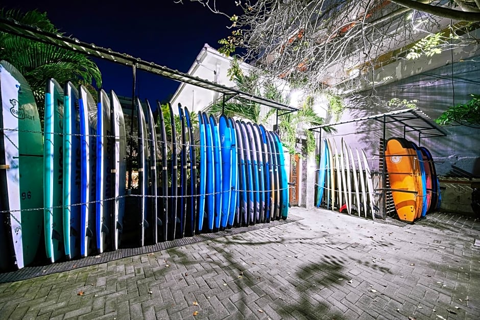 Easy Surf Camp