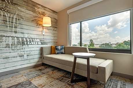 Queen Room with Shower - Non-Smoking