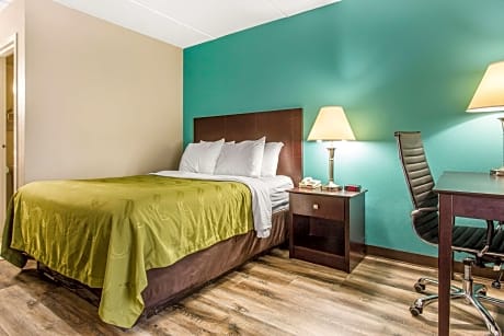 1 Queen Bed, Smoking