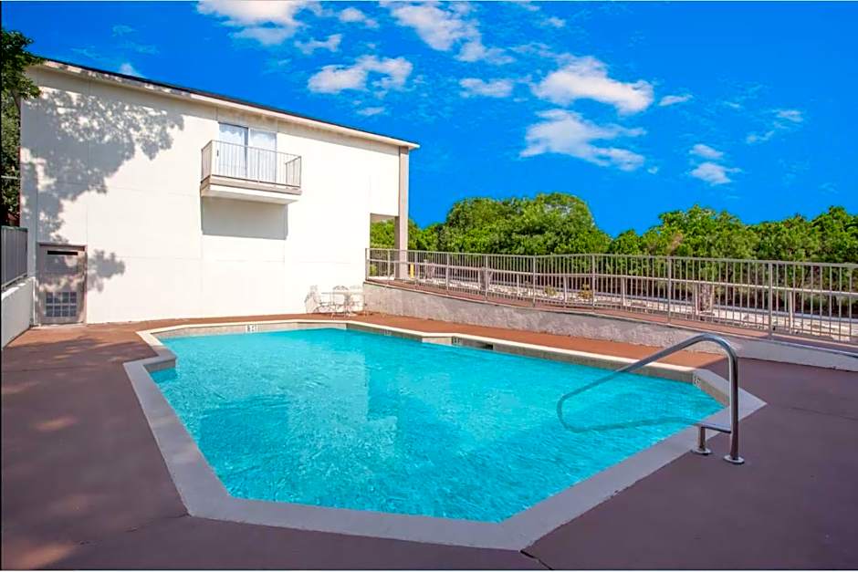 Days Inn by Wyndham Suites Fredericksburg