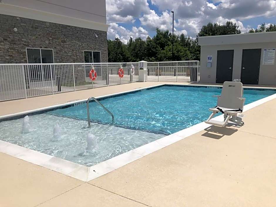 Holiday Inn Hotel And Suites Fayetteville W-Fort Bragg Area By IHG