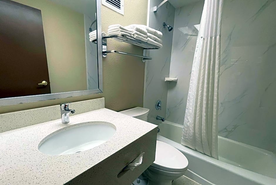 Super 8 by Wyndham St Charles