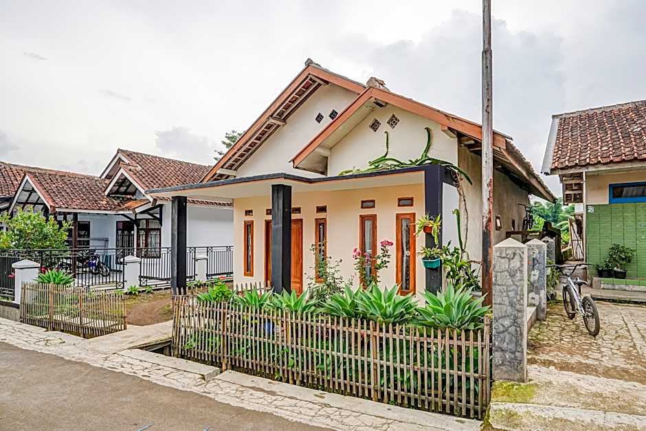 OYO 90997 Eco DesaCibodasBabakanGentong2Syariah