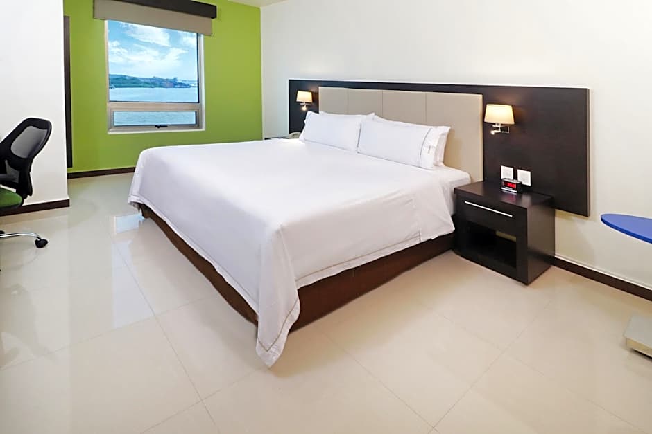Photo 1 of 3 of 1 King Bed, View