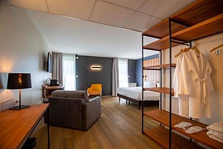 Junior King Suite with Sofa Bed, Bay View and Free Spa Access - Non-Smoking