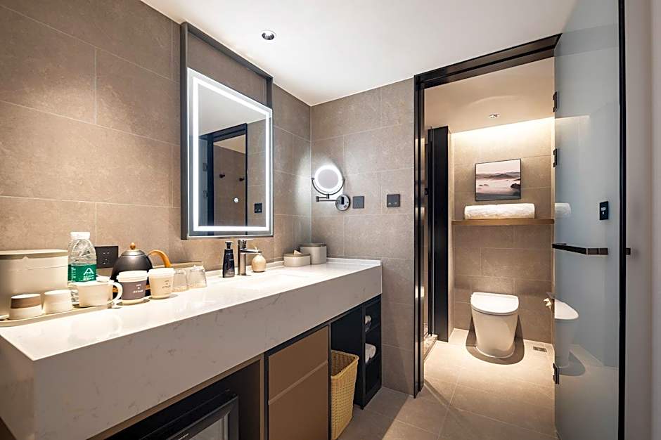 Atour Hotel Dalian Donggang Business District Gangwan Plaza