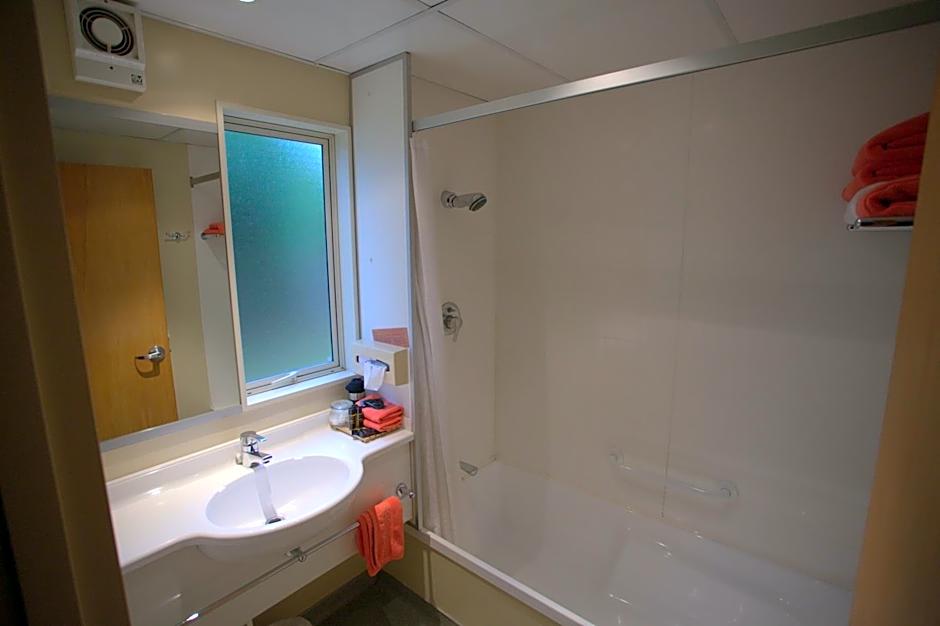 Birchwood Manor Motel