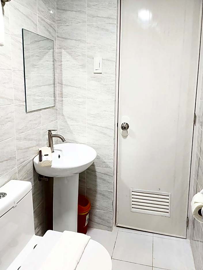 Airobedz Mckinley – Manila, Metro Manila, NY