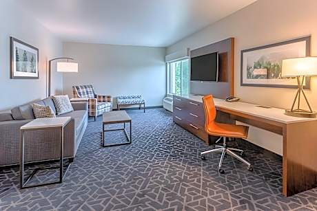 2 Queen Standard Atrium View
