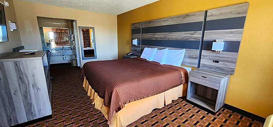 Photo 1 of 6 of 1 King Bed, Nonsmoking