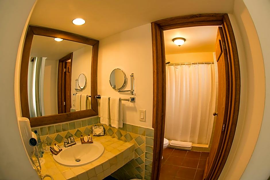 Amatique Bay Hotel