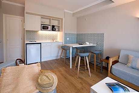ONE BEDROOM APARTMENT 2 ADULTS 1 CHILD