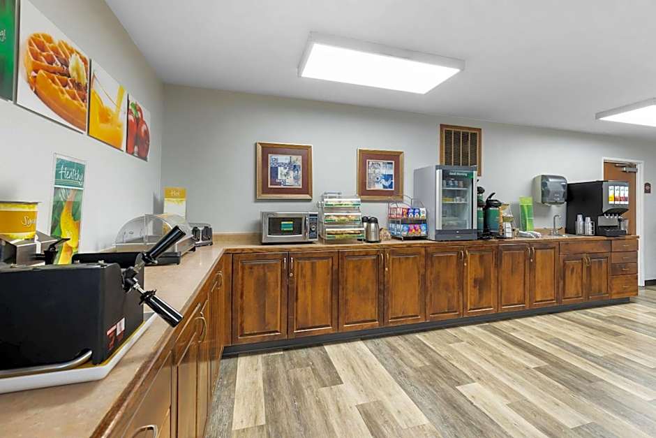 Quality Inn & Suites Fort Madison near Hwy 61