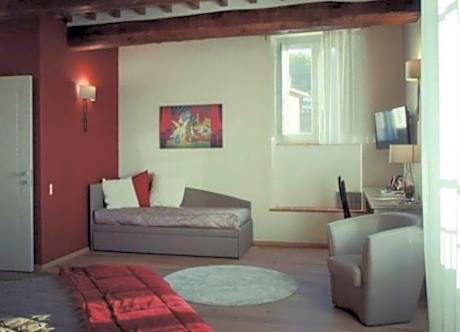 Family Room with One Queen Bed and Two Single Beds - Non-Smoking