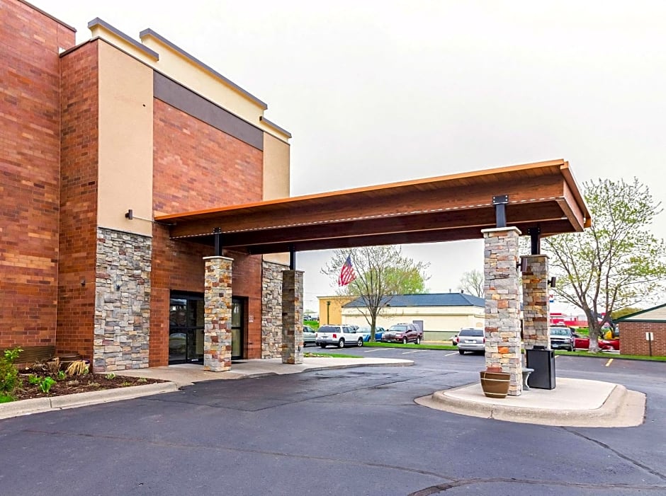 Quality Inn & Suites Arden Hills