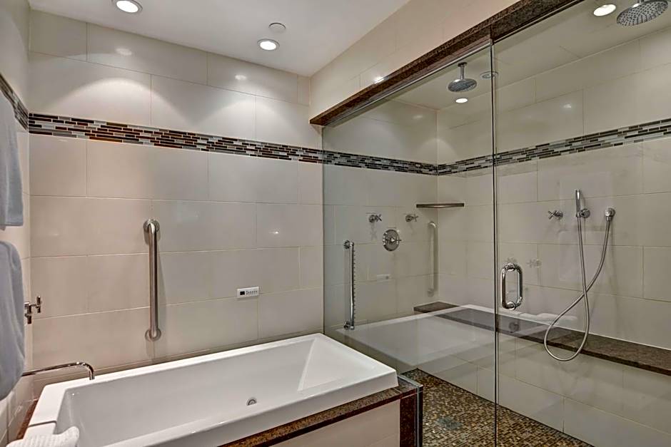 The Cincinnatian Hotel, Curio Collection by Hilton