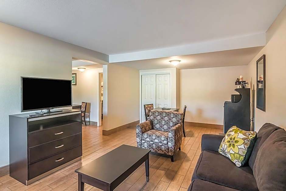 Quality Inn & Suites near Downtown Bakersfield