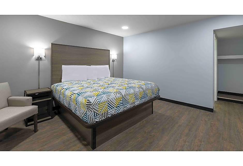 Photo 1 of 8 of 1 King Bed, Mobility Accessible, Roll in Shower, Nonsmoking