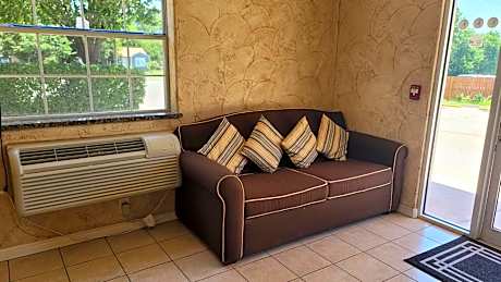 Benbrook Inn & Suites