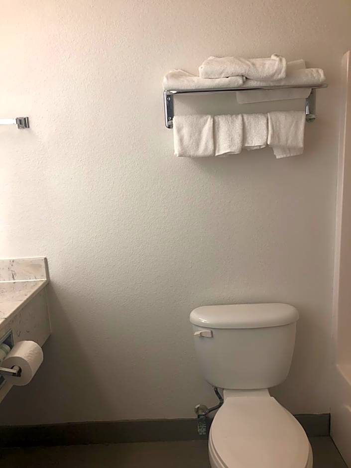 Howard Johnson by Wyndham Airport