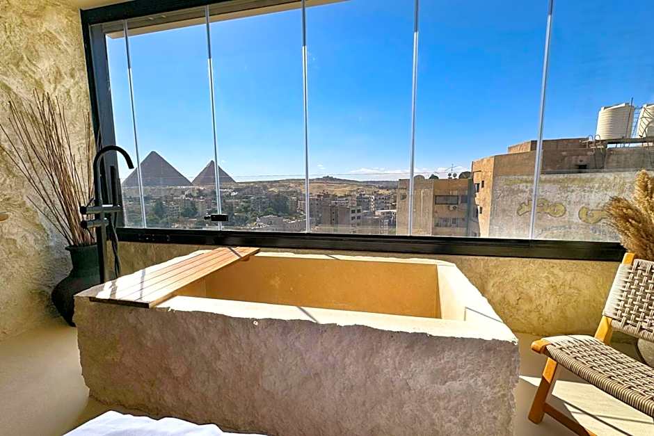 The 2 BDR Pyramids Vista w Bathtub