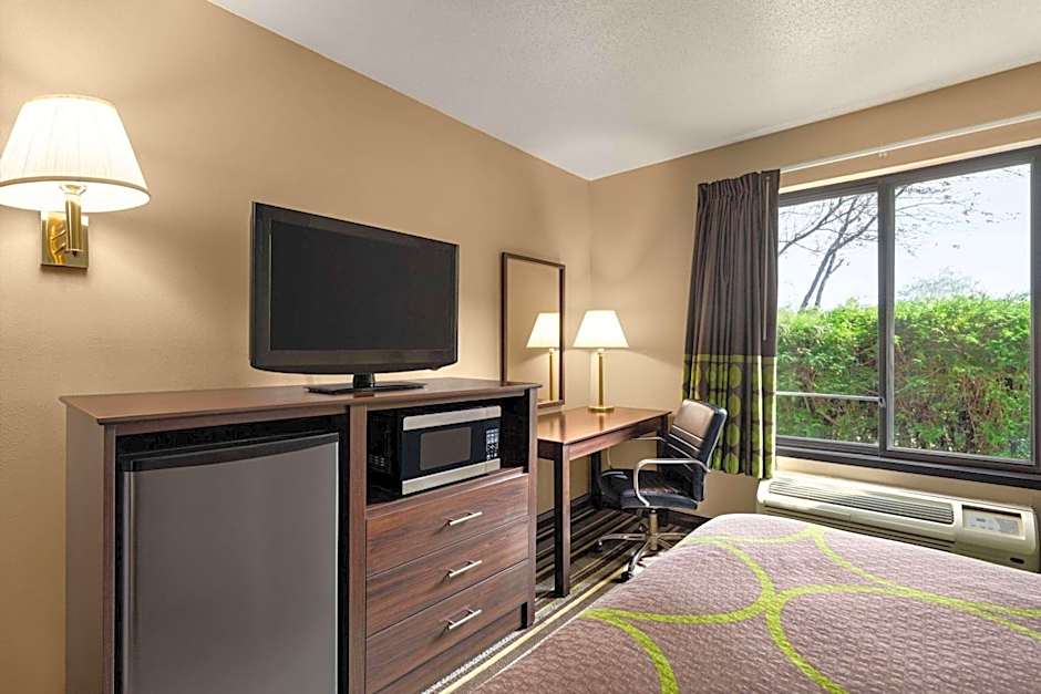 Super 8 by Wyndham Germantown/Milwaukee