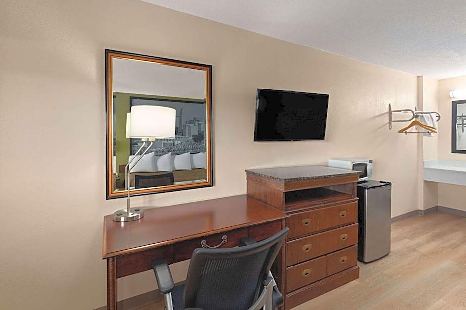 Super 8 by Wyndham Fort Mitchell Cincinnati Area