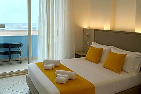 One-Bedroom Apartment with Sea View and Balcony