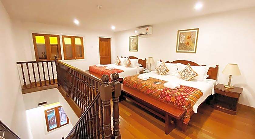 Heeren Straits Hotel