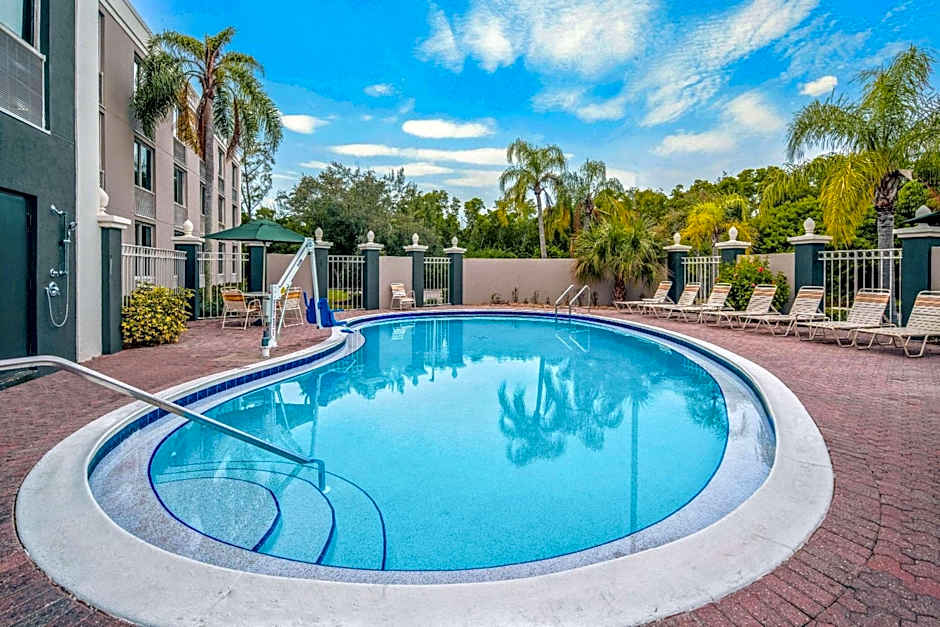 La Quinta Inn & Suites by Wyndham Naples Downtown