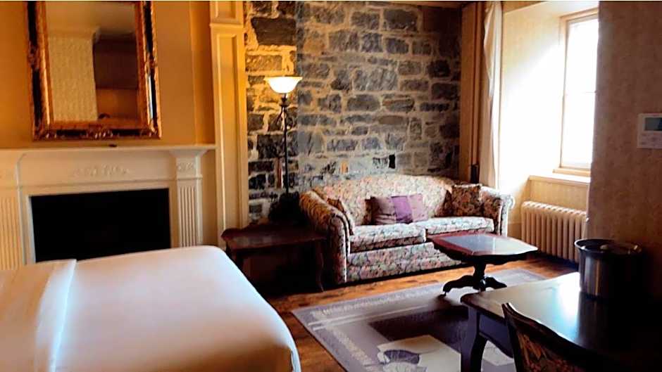Hotel Louisbourg