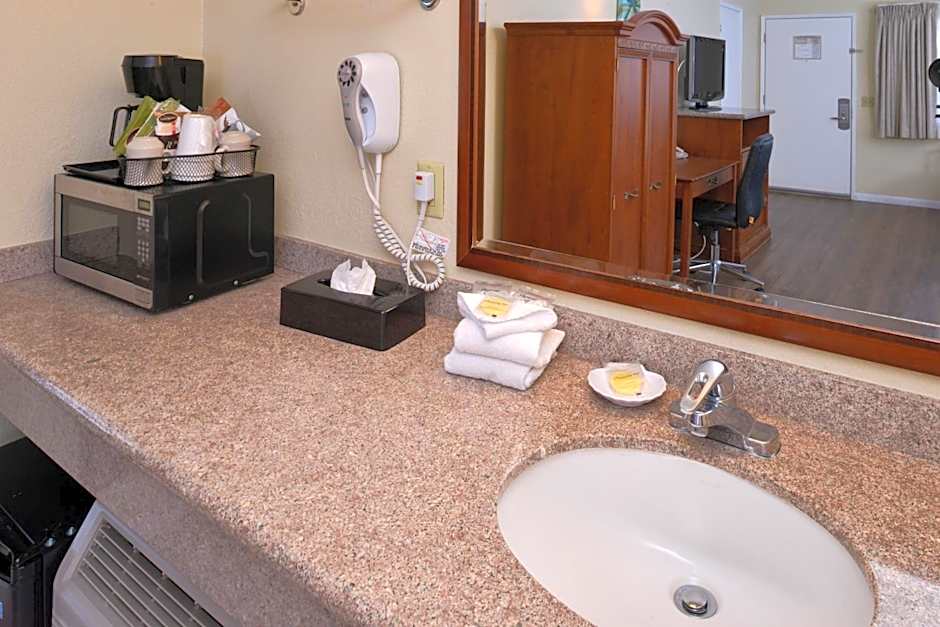 Edgewater Inn and Suites