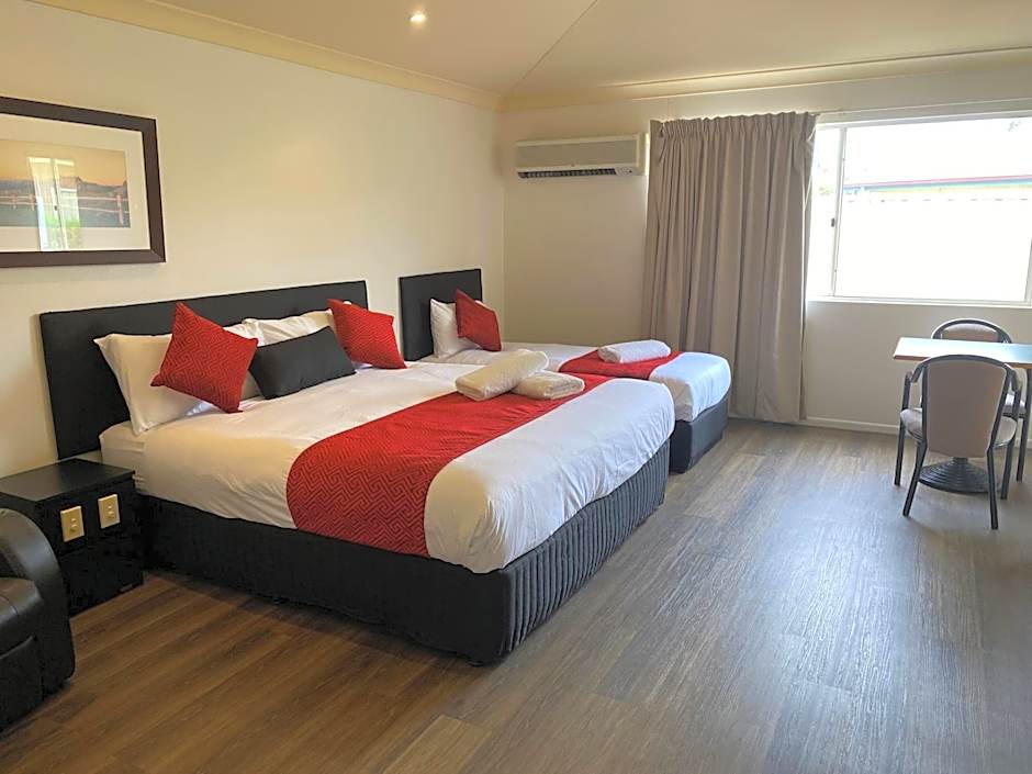 Emerald Explorers Inn