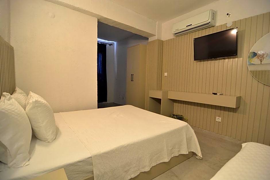 Ados Hotel