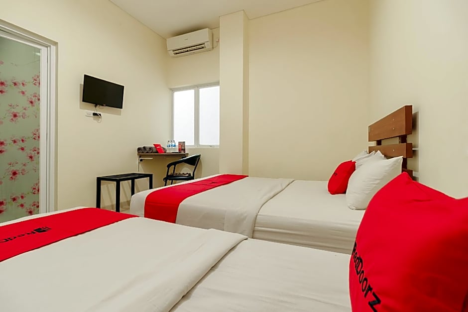 RedDoorz  Syariah near Jembatan Siti Nurbaya Padang