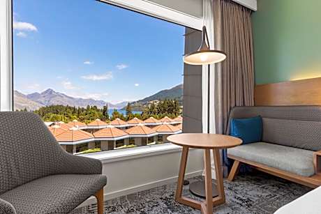 1 Queen Standard Mountain View with Free Breakfast
