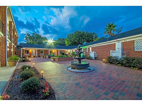 Winton Inn & Suites